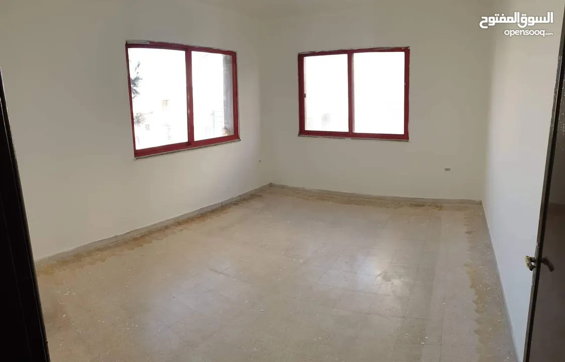 شقة صغيرة للإيجار في ضاحية الحاج حسن بقرب الاذاعة ومستشفى الحنان طابق ثالث