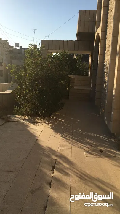 منزل مستقل للبيع على شارعين
