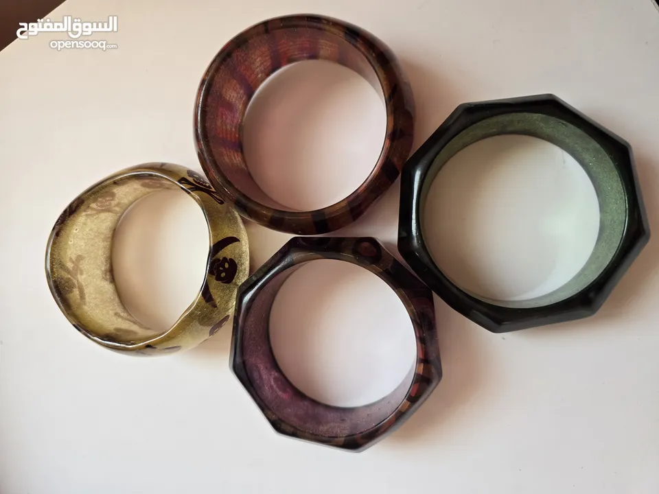 اساور زجاجية ملونة جميلة كبيرة