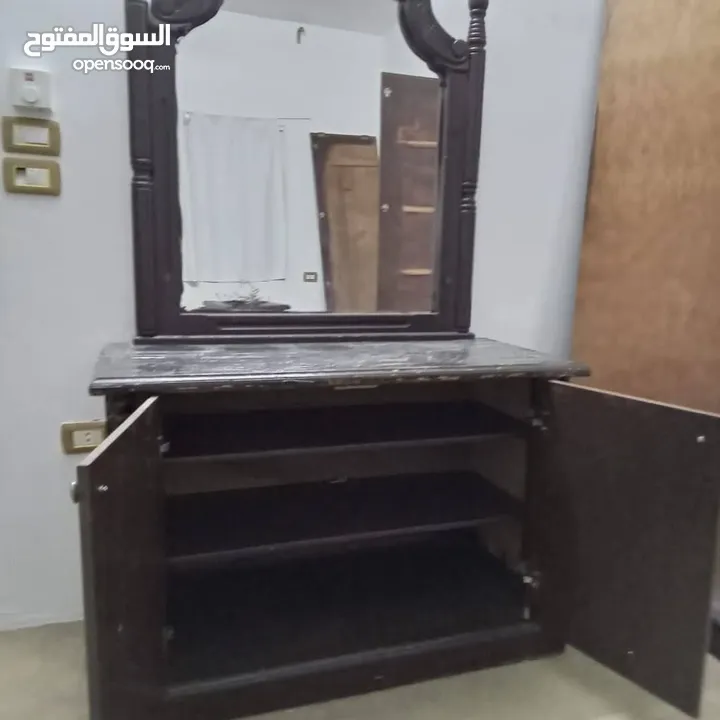 غرفه نوم لاتيه 18 بحاله جيده جدا سرير مع خزانة ودرجين وتسريحة مستعملة للبيع
