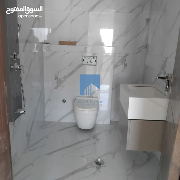 شقة فاخرة للبيع في الرابية  - خلف الإتصالات ( Orange ) طابق ثالث 195م مع روف دوبلكس 110م لم تسكن