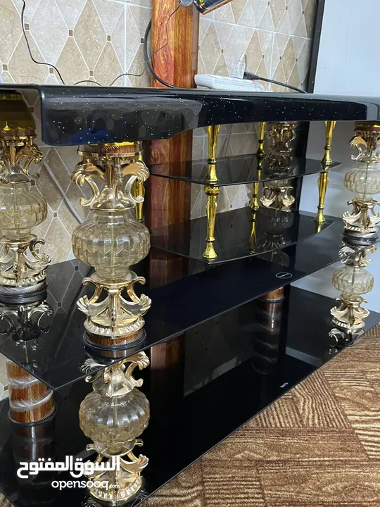 طاولة قزاز بحالة ممتازة جدًا قابلة للفك والتركيب بحالة الجديد ونوع القزاز ممتاز