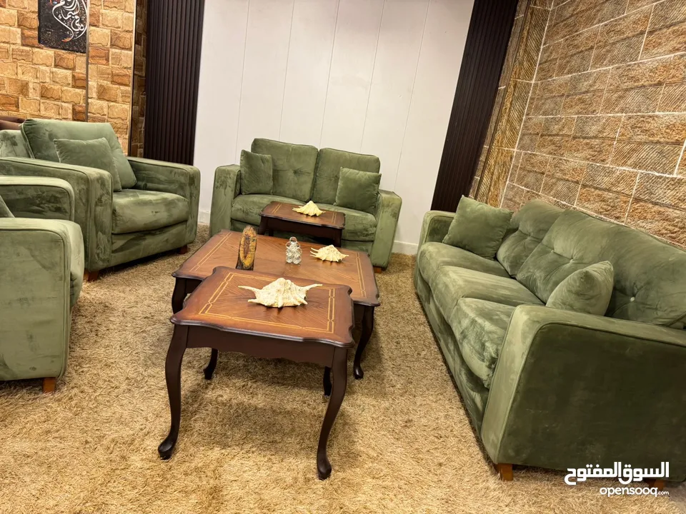 طقم كنب modern كوالتي عالي جداً  بالإضافة إلى (طقم طاولات 3 قطع) خشب زان  خشب سويد صلد  ، أسف
