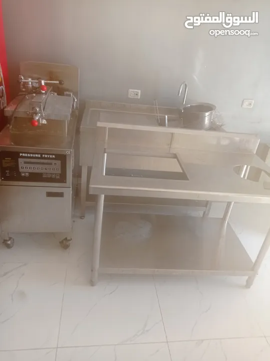 عده مطعم بروست للبيع
