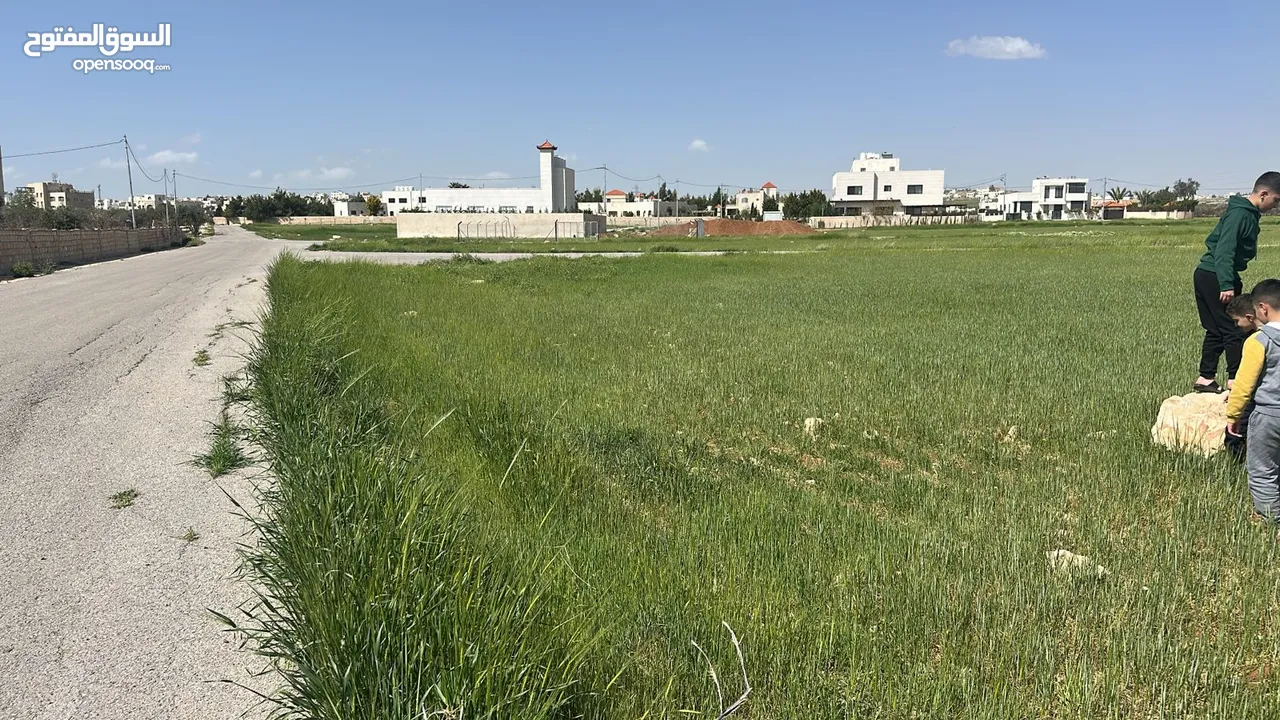 800 متر سكن ب على شارعين في منجا بسعر مغري