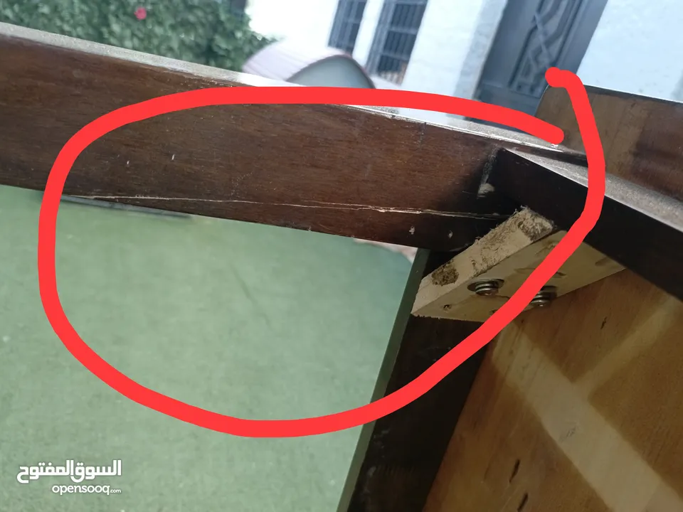 طاولة مطبخ أو سفرة صغيرة مع كراسي حديد وجلد