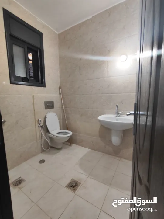 شقة غير مفروشة مع حديقه للايجار في عين مصباح