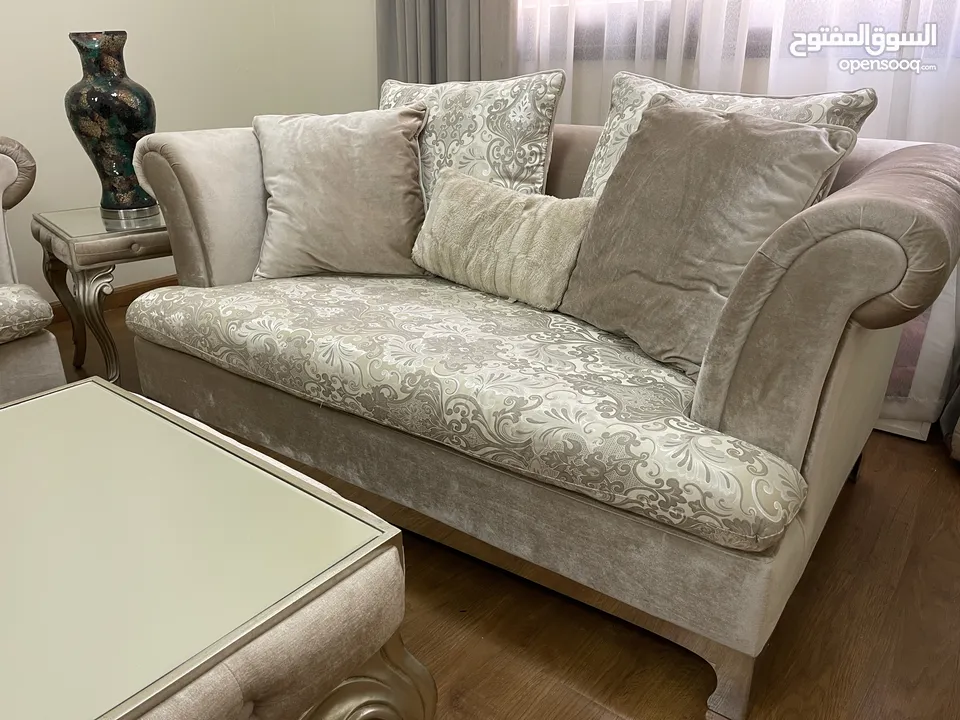 طقم كنب بحالة ممتازة  - Sofa Set in Excellent Condition