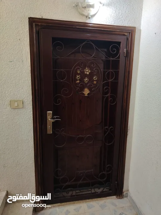 شقة أرضية للبيع في ابو نصير 240م مع مدخل مستقل وكراجين وتشطيبات فاخرة وفرش جديد بسعر مميز و اطلالة