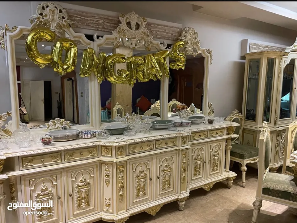 طقم سفرة كامل طاولة 8 كراسي مع خزانة فضية و 3 خزانات مع مراة للبيع من المالك
