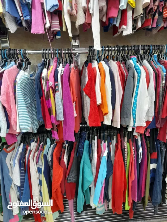 محل ملابس شامل ديكور( اوروبي وجديد) للبيع
