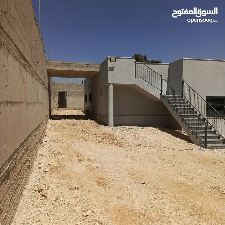 للبيع في عابود شاليه مساحة واسعة