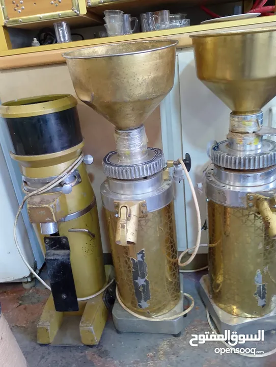 ثلاجة عرض ومطاحن قهوة وبهارات للبيع بسعر مغري جدا