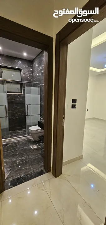 شقه مميزه للبيع طابق اول بسعر مغري من المالك مباشره