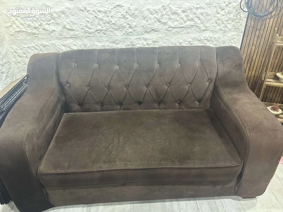كنب بني طاولة بيضا للبيع الجاردنز