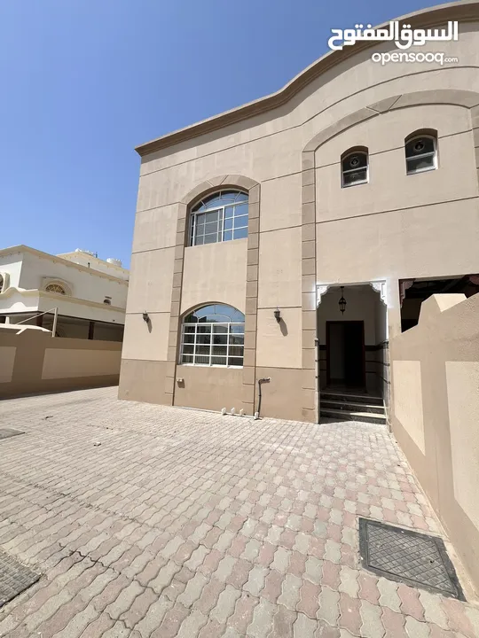 للبيع فيلا مميزة كورنر في بوشر قريب المدرسه الامريكيه 4 غرف نوم وصالتين وحوش واسع