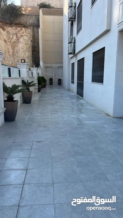 شقة فاخرة للإيجار بالقرب من شارع المطار و كوريدور عبدون مميزة وفاخرة :  14250