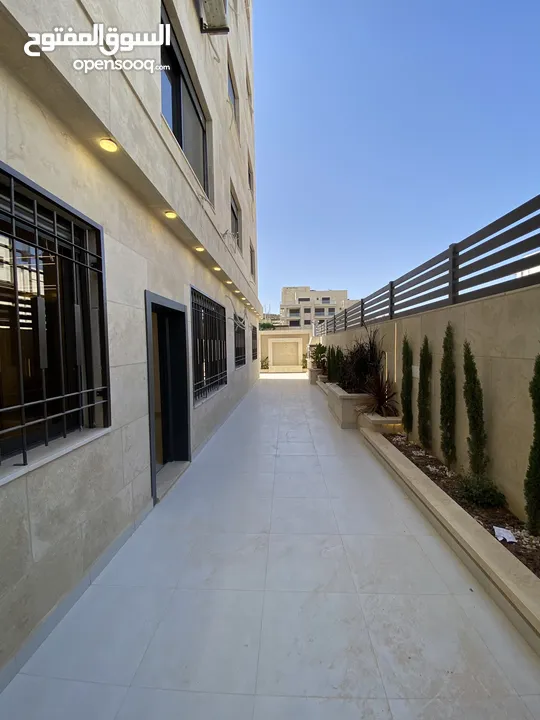 شقة فاخر شبة ارضي في طريق المطار الحويطي 170 متر داخلي و خارجي 170 متر بسعر مميز وتشطيب فلل