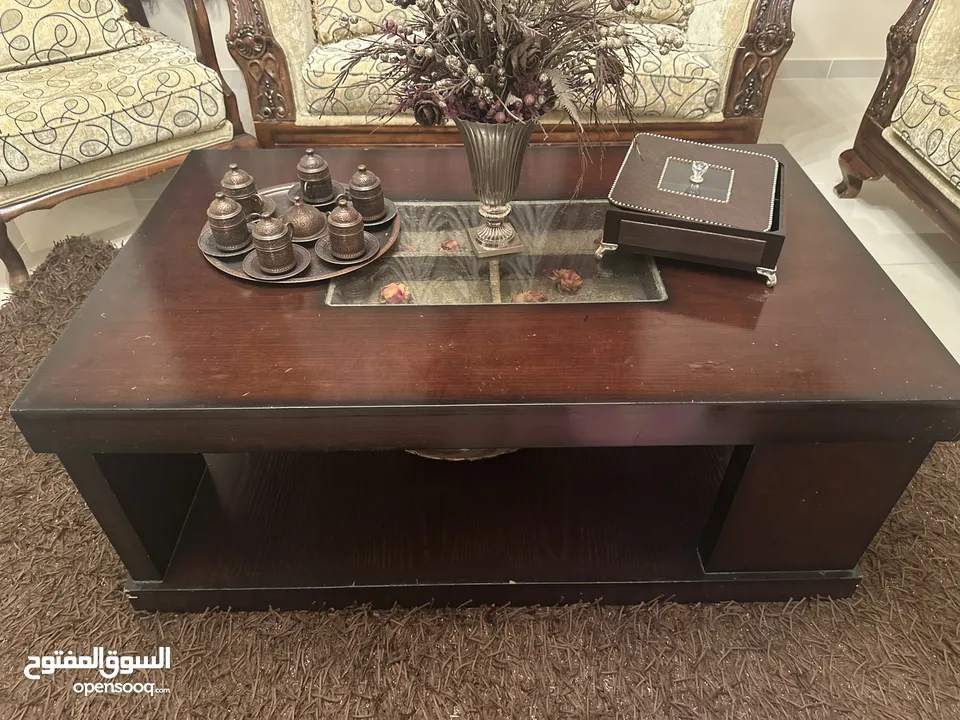غرفة جلوس كاملة بحالة جيده جدا طقم كنب مريح وعملي وخاصة للاطفال مساحة عريضة للجلوس سهل الفك والغسيل