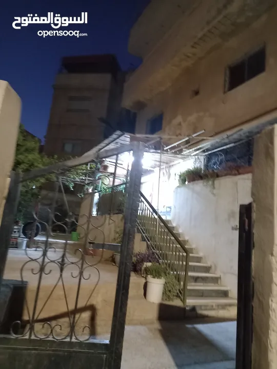 منزل مستقل ثلاثة طوابق  موقع مميز في ماركا الشمالية حي العبدلات