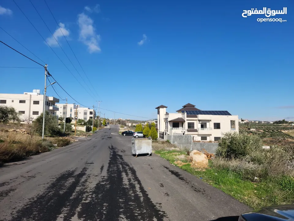 ارض مميزة 700 متر في ابو نعير ذات اطلاه عاليه على مسجد الحدائق وابراج السادس تبعد عن دوار الشعب 10د