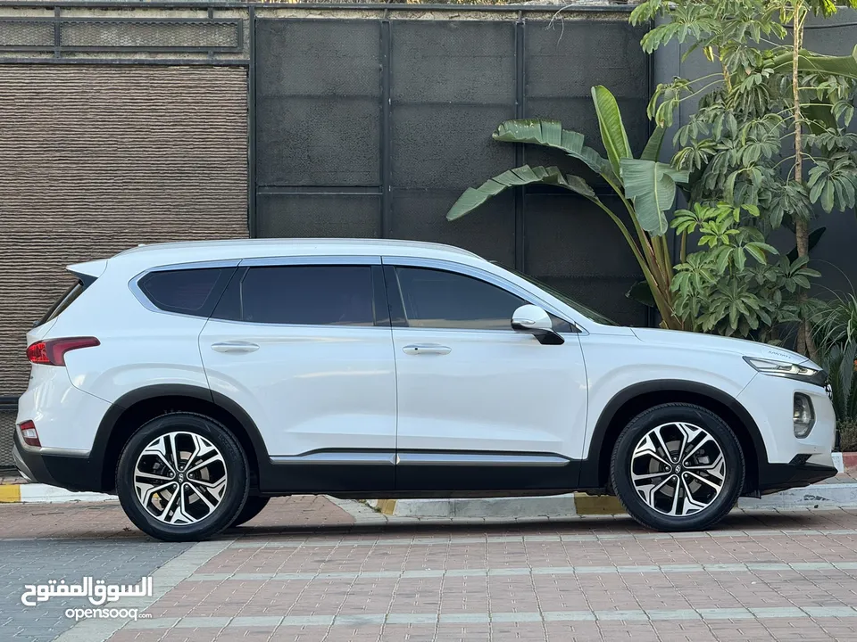 فرصة نادرة Hyundai Santa Fe بانوراما غرفة بني    (6+1 مقاعد أصلية) ممشى قليل و بحالة الوكالة
