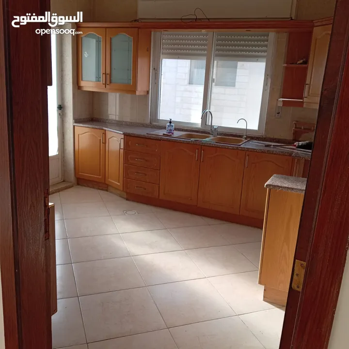 ام السماق / شقه فارغه للايجار/ باجره 400 دينار امكانيه الدفع شهري