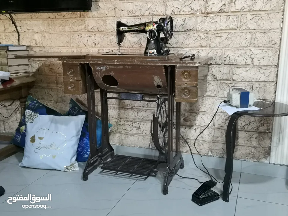 ماكنه خياطه تحفه اثريه قديمه عمرها اكثر من 60 سنة
