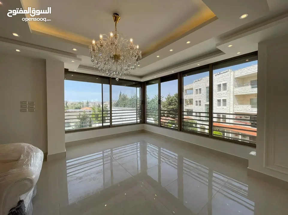 شقة طابقية (سكن خاص) للبيع بإطلالة (بانارومية) وجميلة جداً على السيتي مول وحدائق الحسين وقرب مكة مول