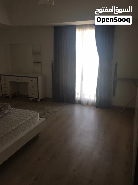 شقة فاخرة مؤثثة كامل ببرج بالجفير  تعطي اقامة دائمة للاجانب  بها كافة الامكانيات