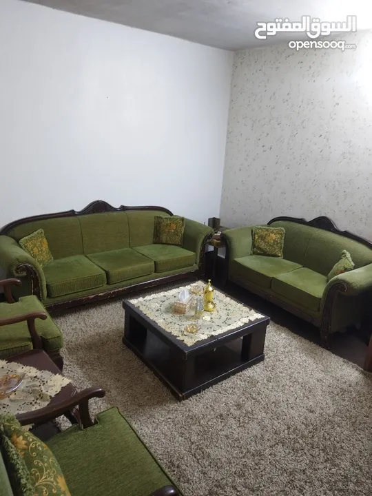 طقم كنب للبيع بحالة جيدة جدا 7مقاعد