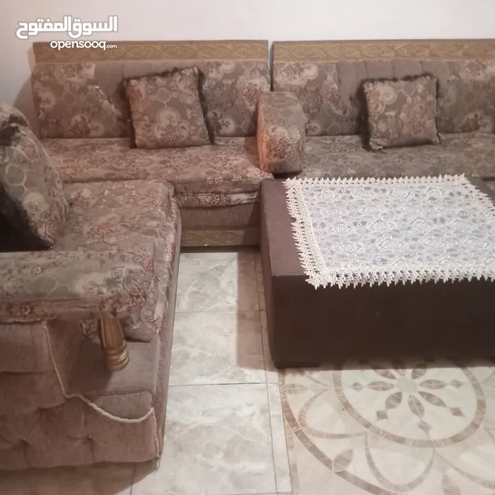 كنب للبيع مستعمل قابل تفاوض بشي بسبط تسع مقاعد