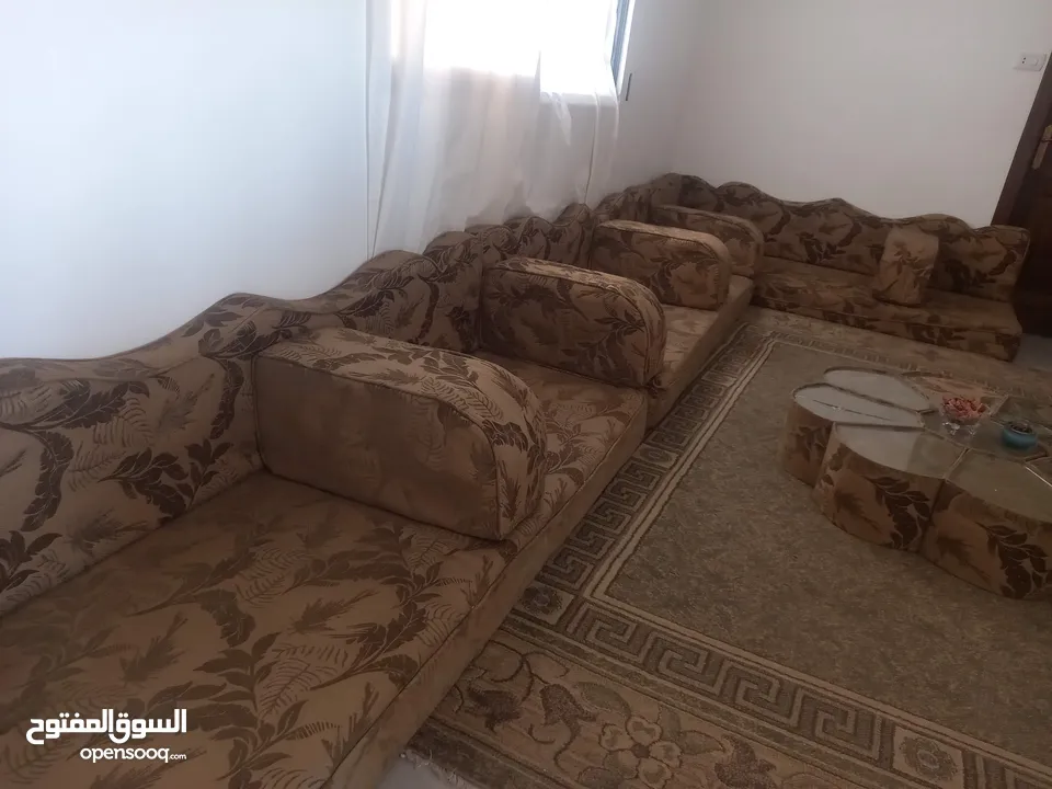 جلسة عربية بحالة جيدة جدا مع مراكي وطاولات