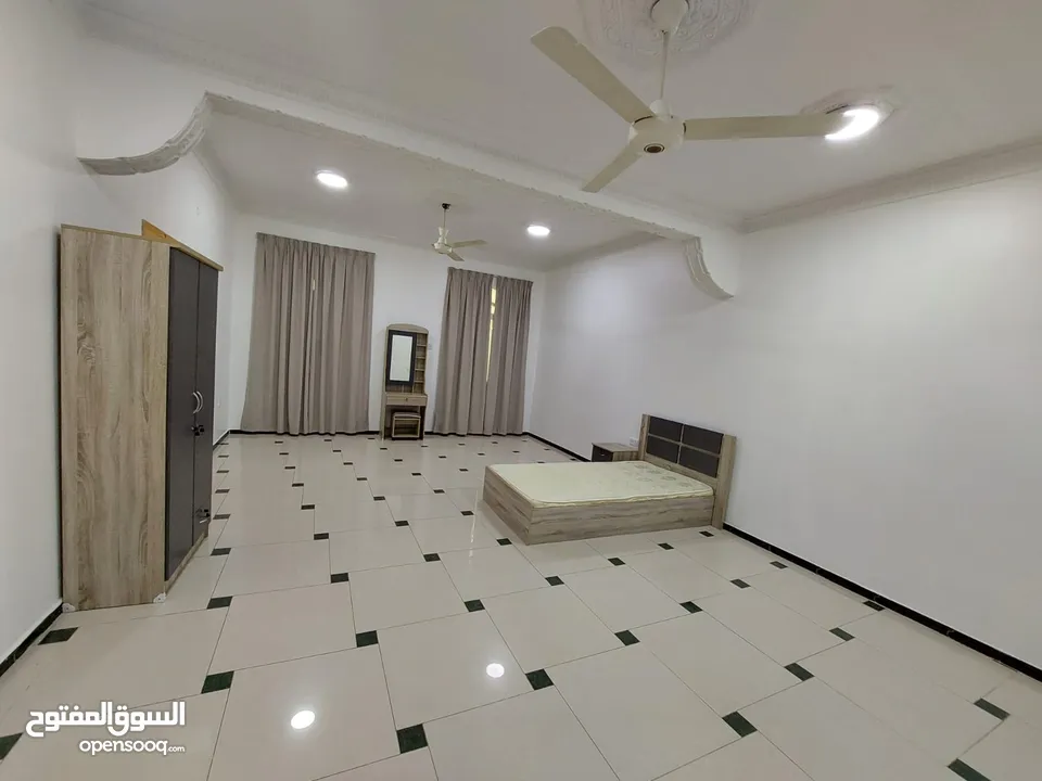 غرفة واسعة بالدور الأرضي مع مطبخ تحضيري خاص بالغرفة بالقرب من مستشفى السلطاني