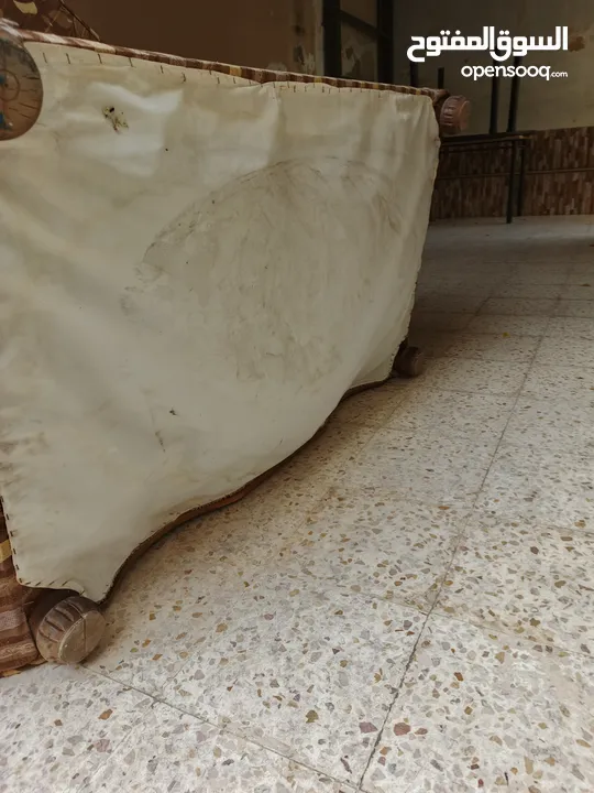 كنب كلاسيك للبيع من اربع قطع مناسب لصالون ومناسب غرفة جلوس ومناسب لغرفه ضيوف خشب اوزان ابيض