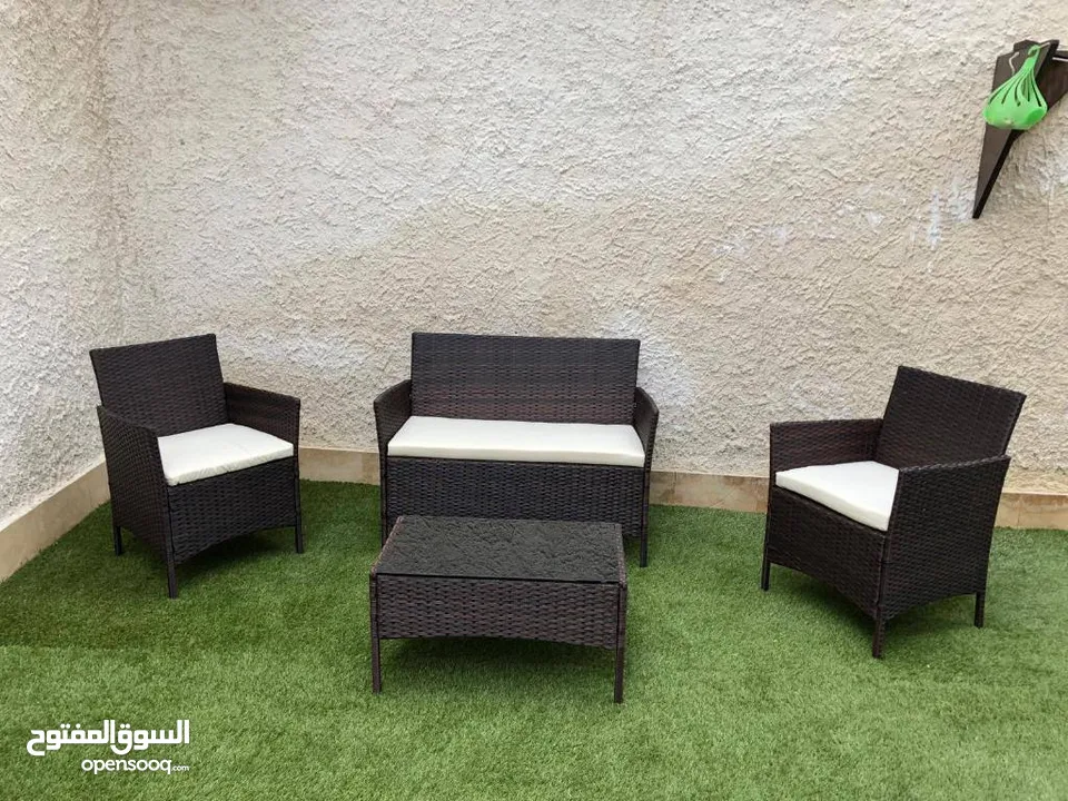 مجموعة كراسي الحديقة والبلكونات مع مفارش البكج عبارة عن كرسيين مفرد وكرسي مجوز وطاولة وسط الكراسي