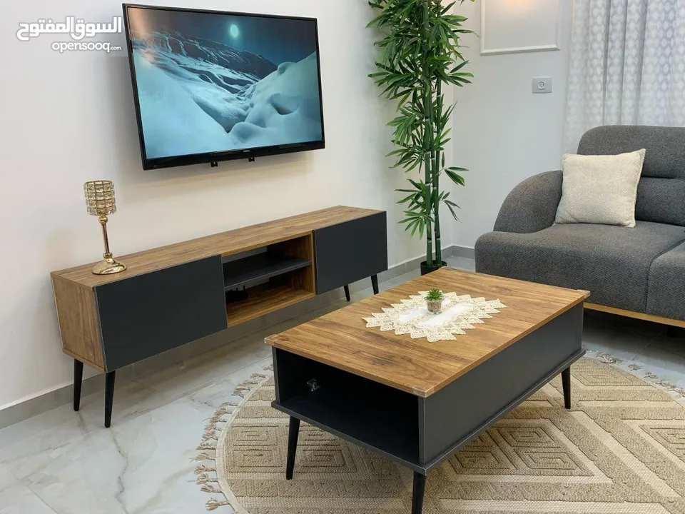 طقم مزنون بالوان جديده  مقاس  150 سم بعرض 30 سم ارتفاع 55  الطاوله 90 * 55 سم ارتفاع 45