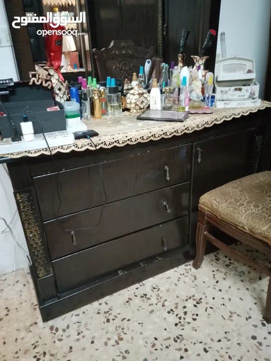 غرفة نوم بحالة ممتازة جدا استعمال عرسان نضيف للبيع بسبب السفر بدون فرشة الاضواء شغالة