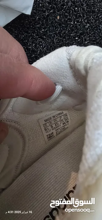 shoes Adidas Yeezy original 43وثلث الابيض اصلي والرمادي قياس 44 كوبي  بحاله ممتازه كانه جديد .