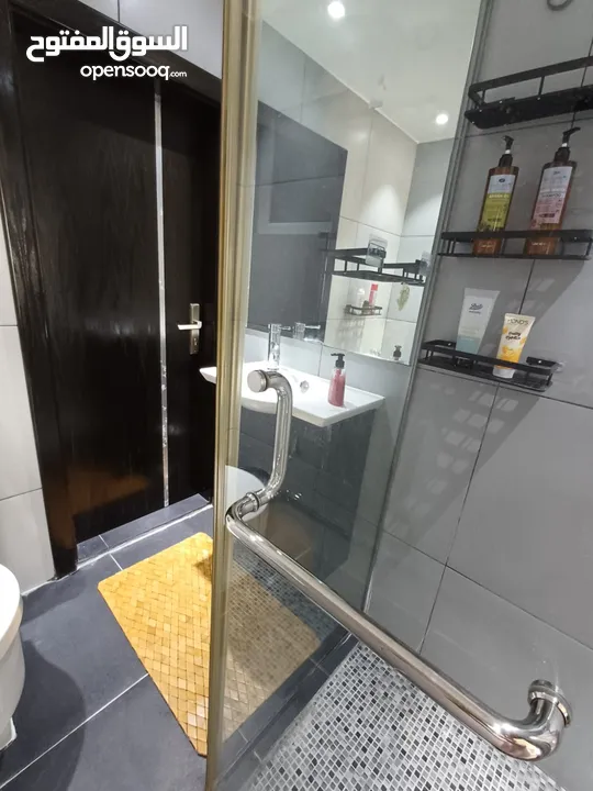 امواج شقه مطله على البحر للبيع