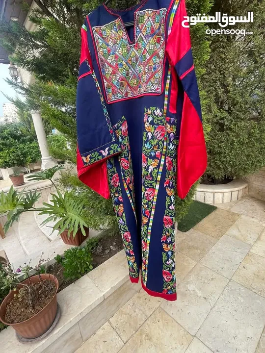 تطريز يدوي اثواب وبراويز وساعات وتوزيعات وكتابة بالتطريز على البلايز وصواني مطرزة ومرايات مطرزة