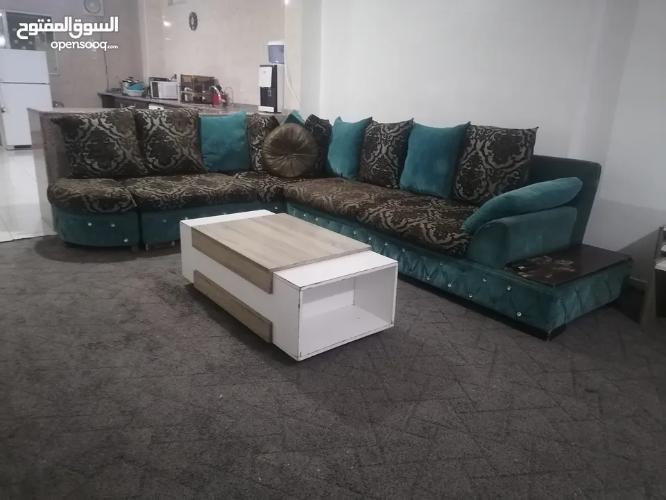 كورنر 7 مقاعد للبيع المستعجل السفر مع طاوله وسط وطقم سيرفس  وطاوله تلفزيون