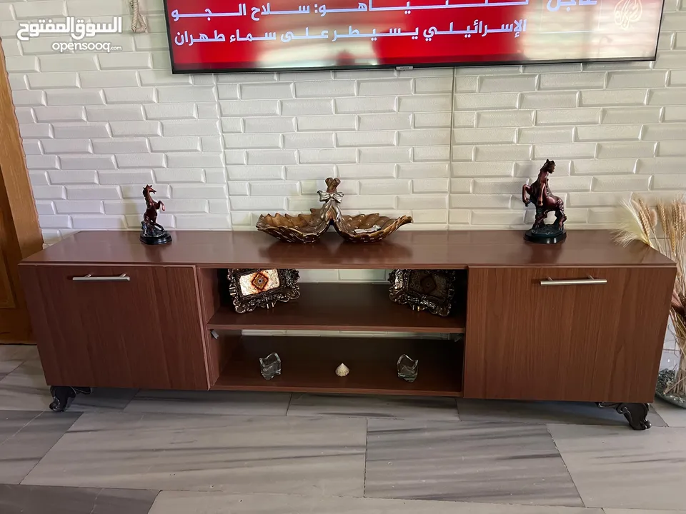 طاولة شاشة مع ديكور للحائط