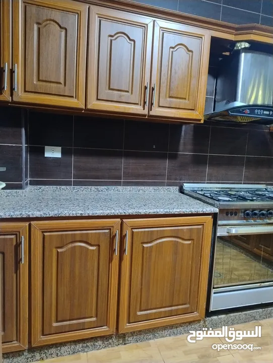 مطبخ المنيوم خشابي  بحالة جيده جدا  للبيع