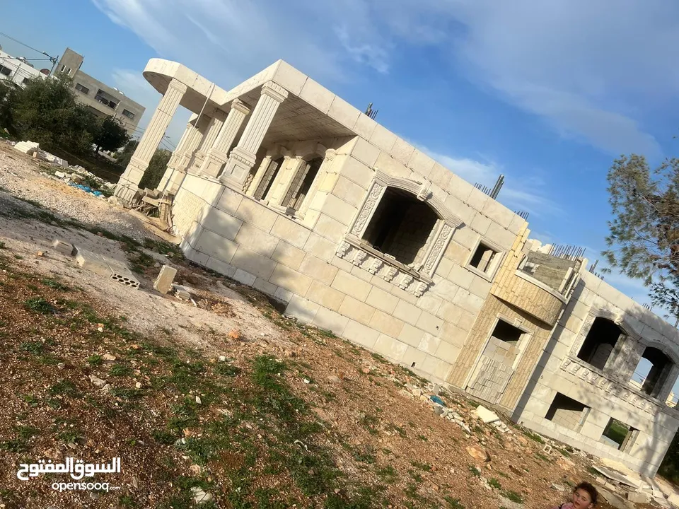 فيلا عظم 560م على قطعة أرض 1035متر على شارع البترا للبيع