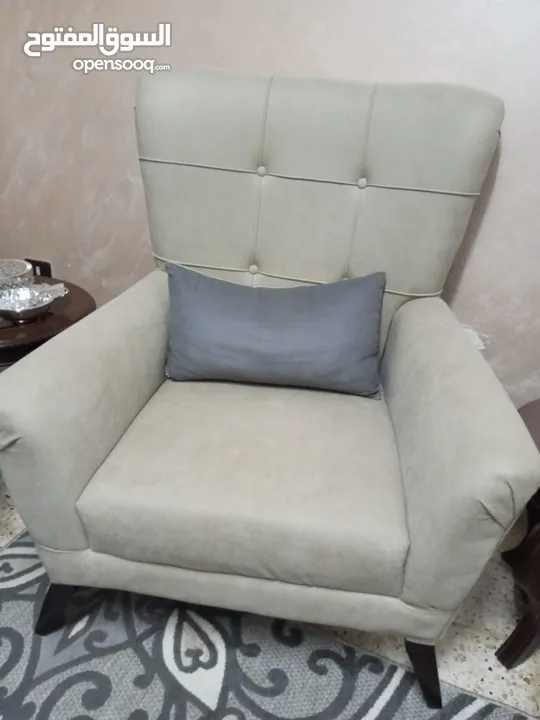 كنب تفصيل باللونين السكني والبيج مكون من سبعة  مقاعد بحالة الوكالة جديد