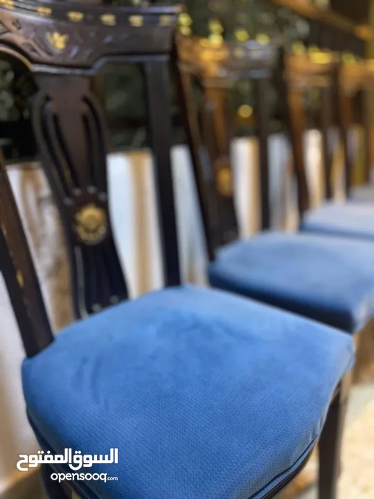 غرفة سفرة كاملة مكونة من طاولة كبيرة مع زجاج سكريت و  8 كراسي وباترينا وتواليت كبير