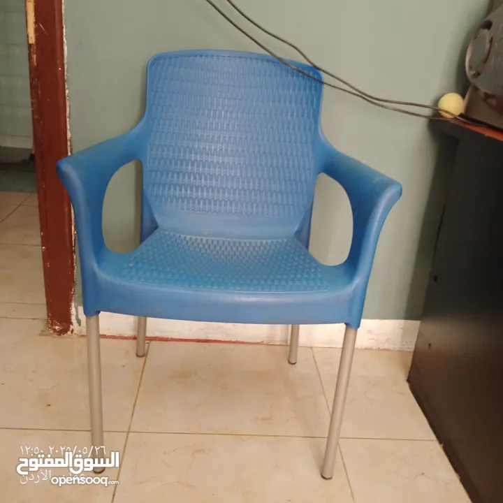 طاوله لون ازرق طوي مع كراسي عدد اثنين واحد منهم مكسور الطاوله و الكرسي الآخر بحاله ممتازه
