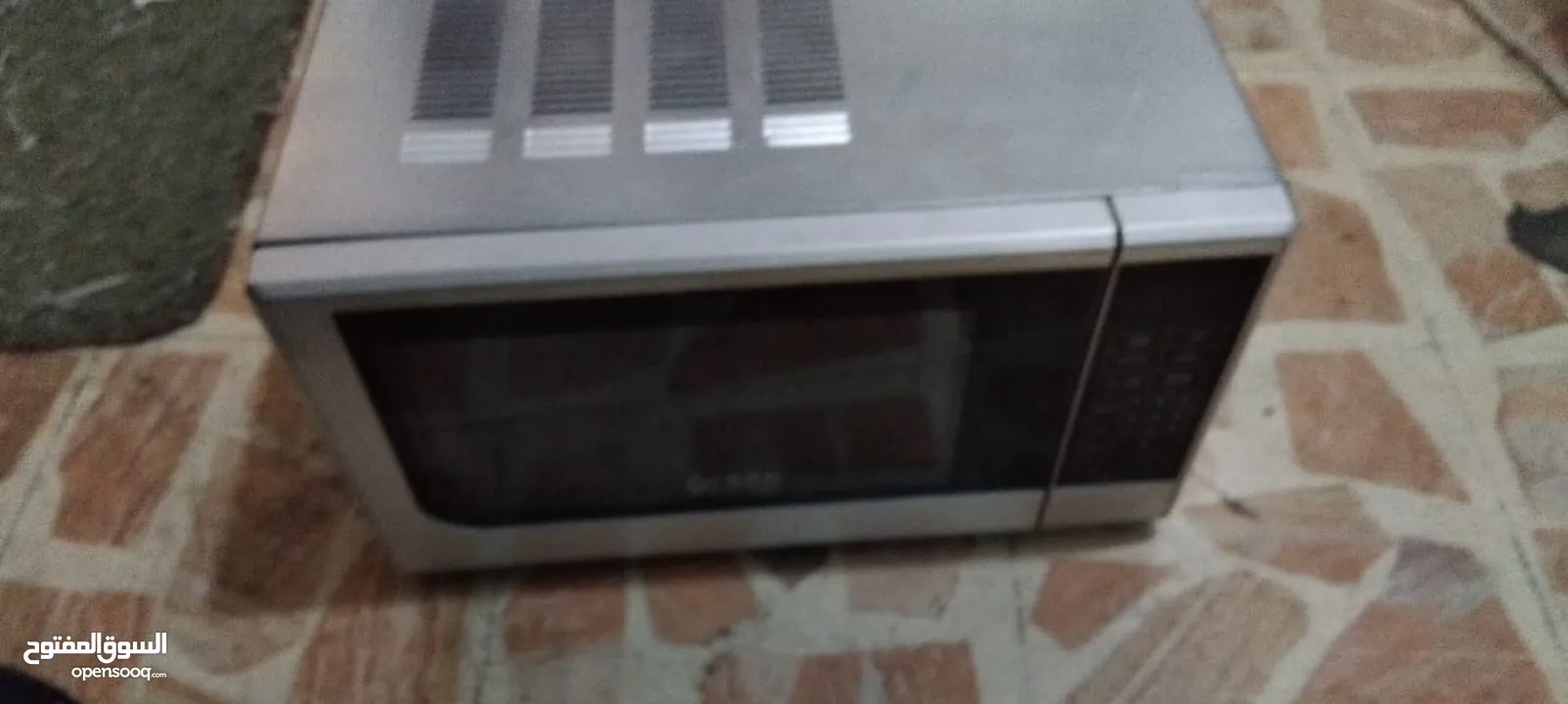 ميكرويف نوع  جرين  لون سلفر يعمل بشكل ممتاز ونظيف من الداخل والخارج حجم  25 لتر