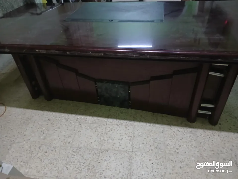 مكاتب بحاله جديد مع كراسي مع مكينه تصوير كبيره والي بدو يشتري مكاتب الاستفسار ع رقم